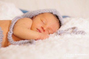 Neonato addormentato in studio fotografico Newborn Roma