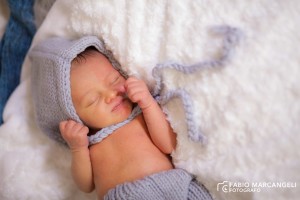 Famiglia felice durante sessione fotografica Newborn con Gina