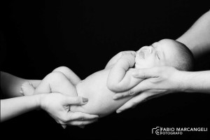 Famiglia felice durante sessione fotografica Newborn con Gina