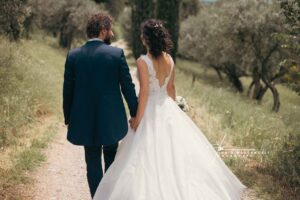 Sorrisi luminosi degli sposi durante la cerimonia all'aperto - Foto di Fabio Marcangeli