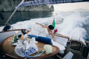 in barca che fanno due sposi?