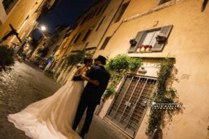 Trastevere di notte con sposi innamorati Fotografia Fabio Marcangeli