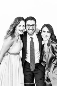 Foto in stile editoriale degli ospiti del matrimonio